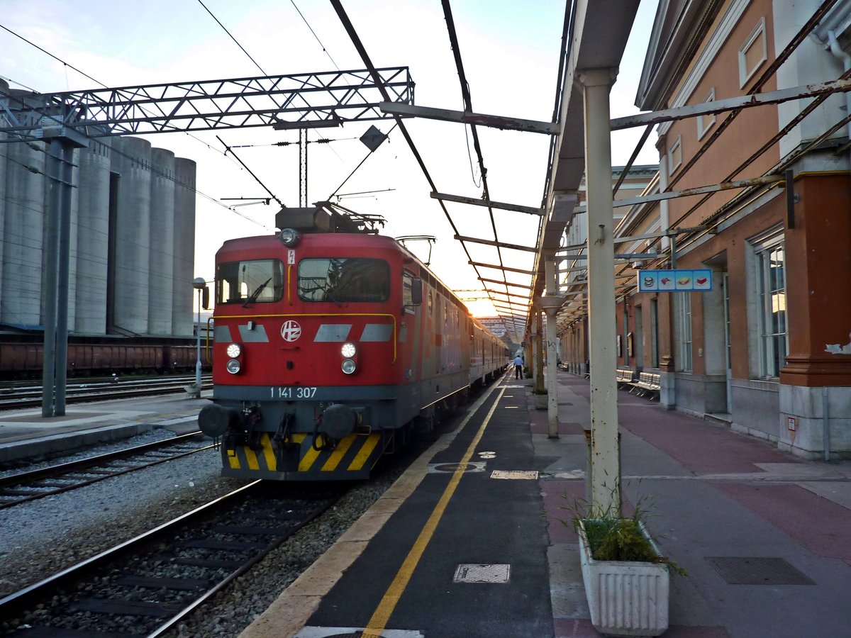 Ein Regionalzug zur Fahrt nach Ogulin am 29.08.2015 im Bahnhof von Rijeka.