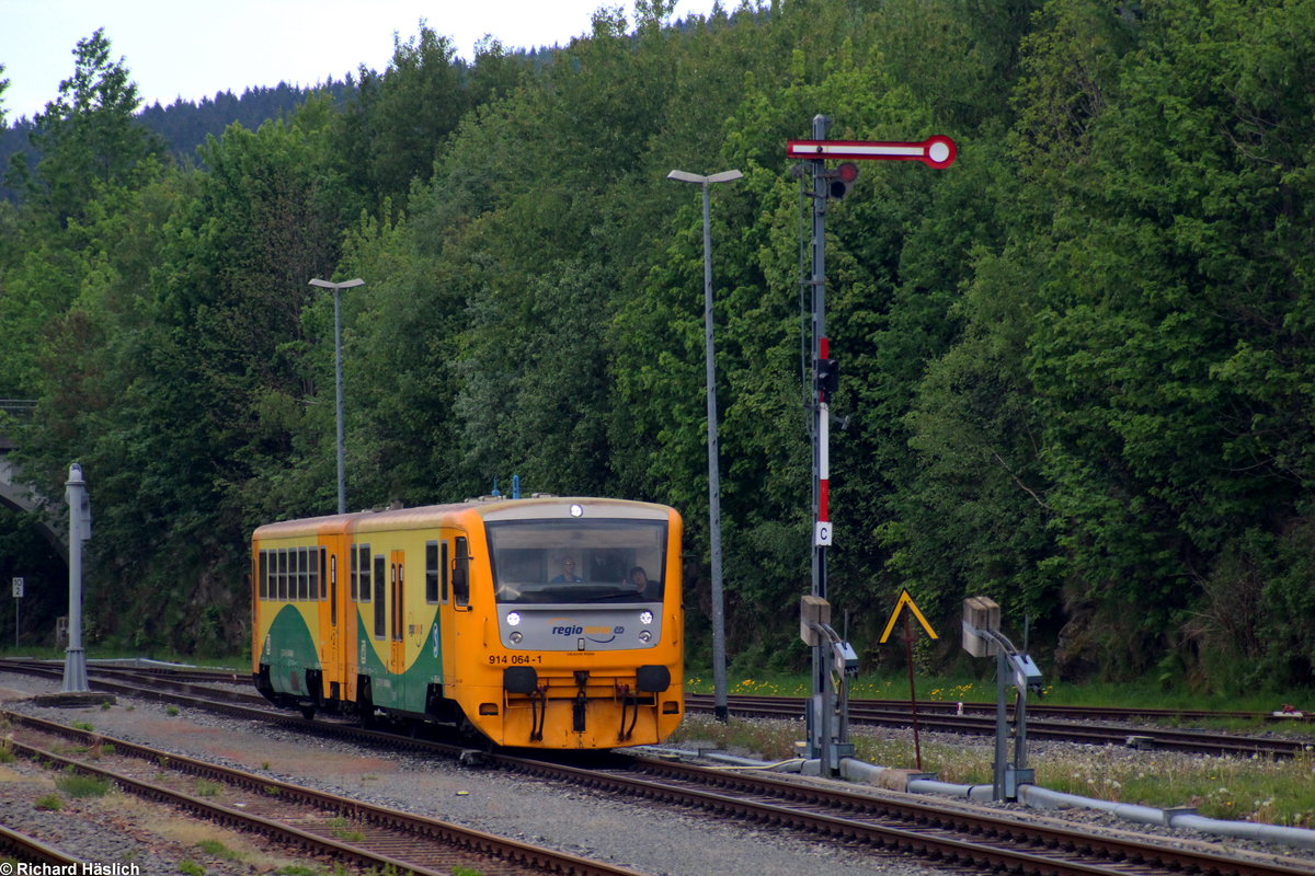 Ein Regionova der CD fährt an den Flügelsignalen im Bahnhof Cranzahl vorbei.