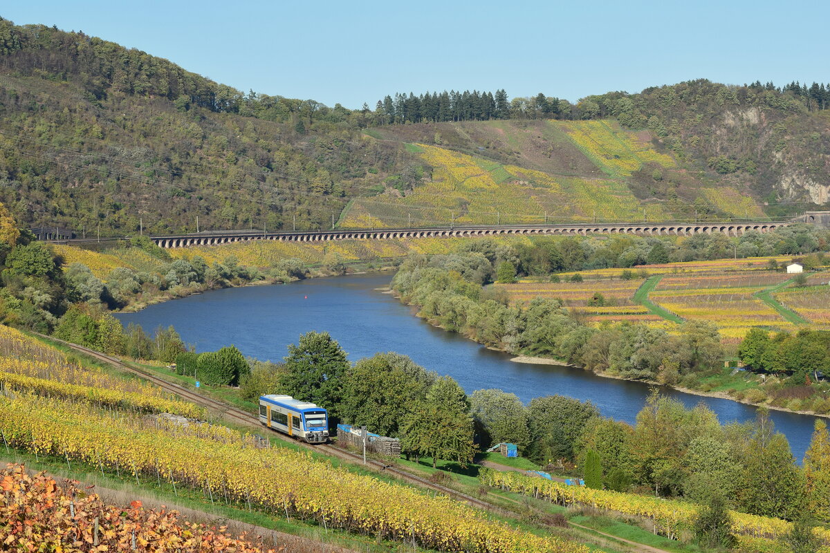 Ein Regioshuttle ist unterwegs nach Bullay. Aufgenommen vom oberen Ortsrand von Reil.

Reil 01.11.2022