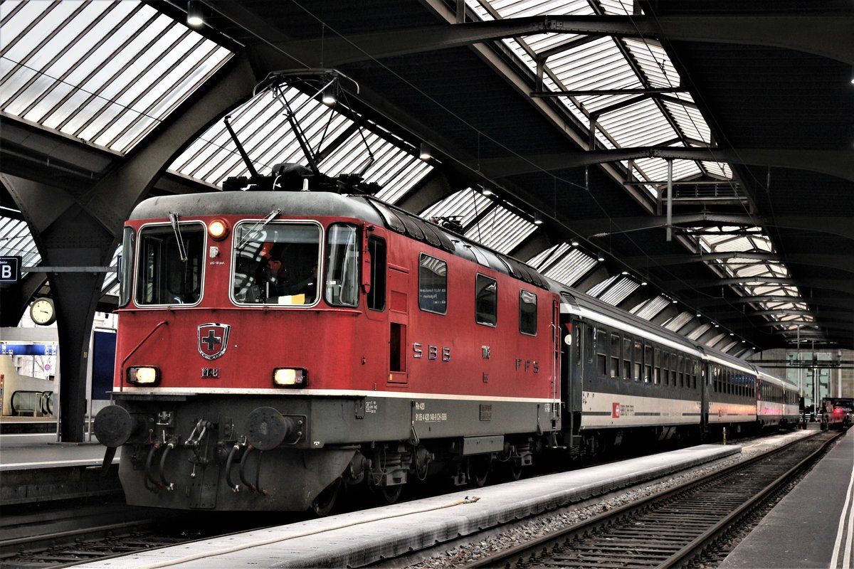 Ein relativ kurzer Zug, vor allem für einem Intercity, den man wegen der Länge als  alter  Regio-Express bezeichnen könnte. Doch heute, verkehren die RE, wie auch der REX (Rheintal-Express) als RABe 511.
SBB Re 4/4 II Nr. 11148 mit IC 3 nach Basel SBB wartet auf Gleis 14 im HB Zürich auf die planmässige Abfahrt um 15.34 Uhr. Samstag, 23. Dezember 2017