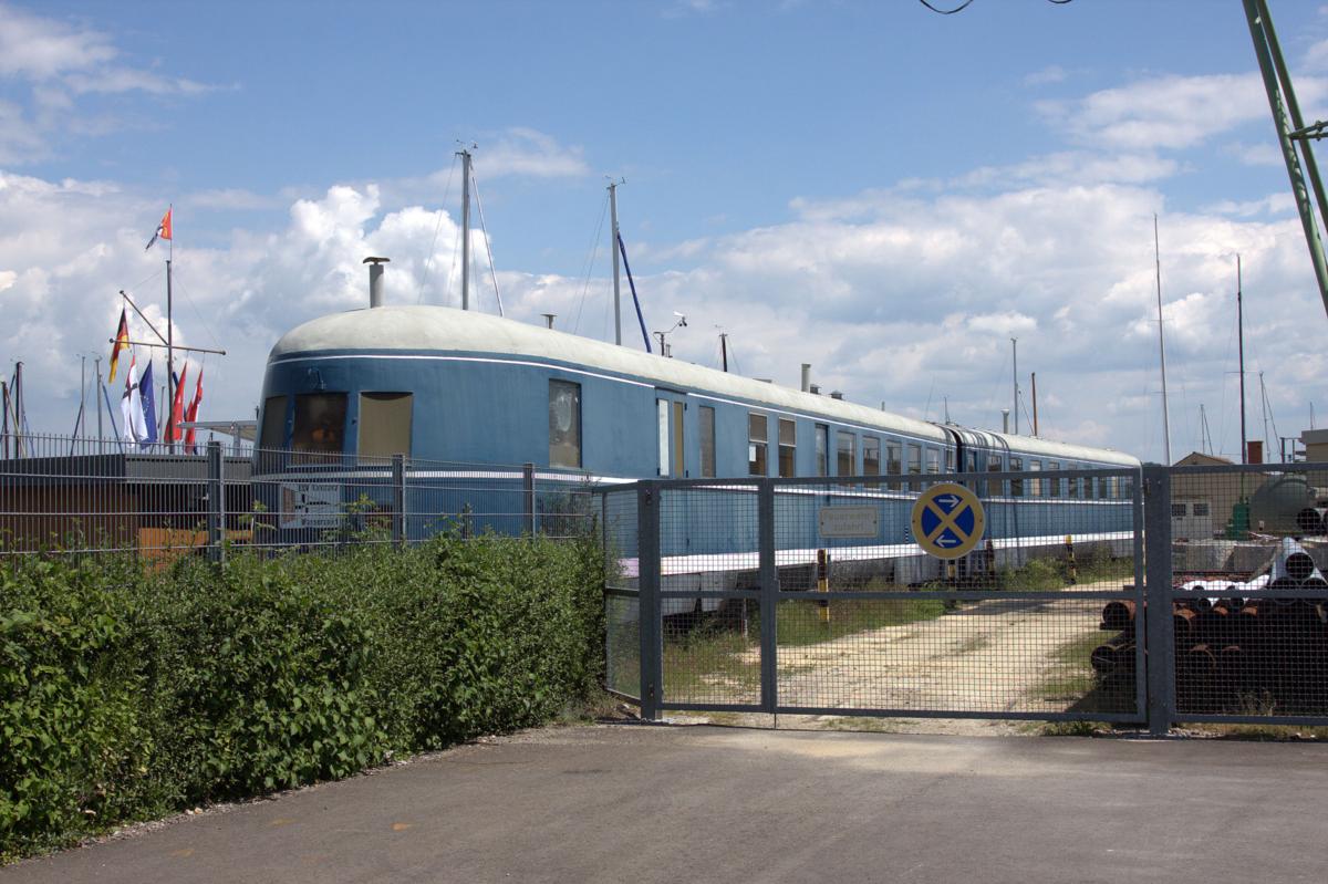 Ein Relikt aus der Deutschen Reichsbahn Ära steht am Hafen in Konstanz. Ein SVT 06
dient dort einem Wassersportverein als Domizil.