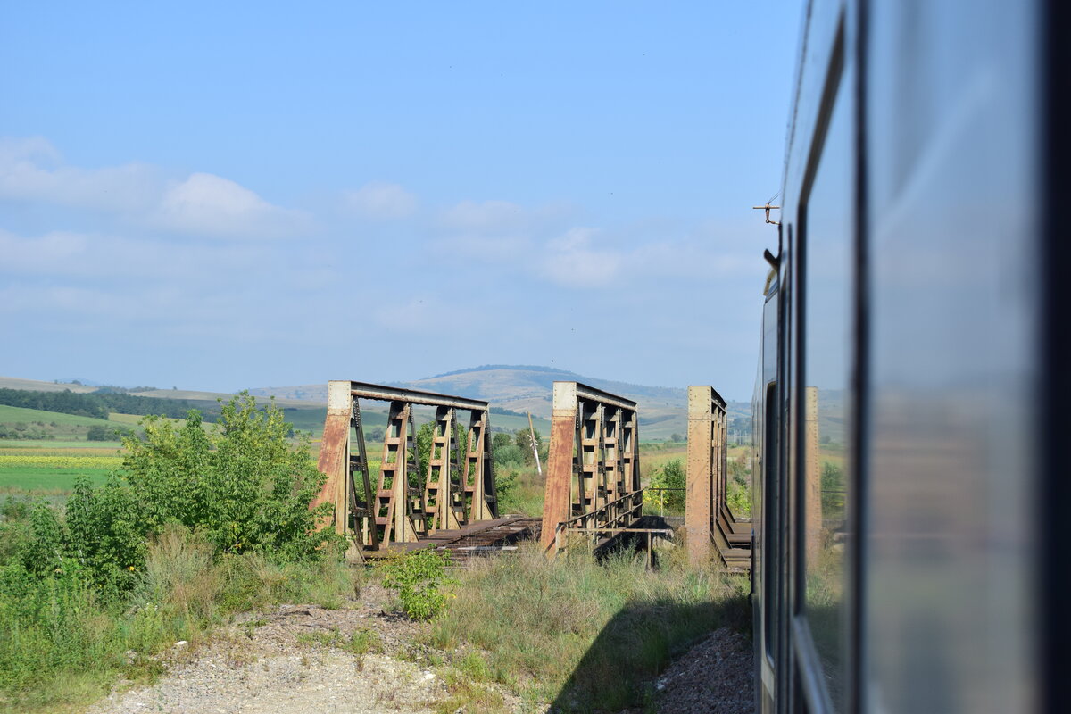 Ein Relikt des alten zweiten Streckengleises. Kurz vor Homorod sieht man eine alte Eisenbahnbrücke wo einst das zweite Streckengleis führte. Durch die Modernisierung und Neutrassierung der Strecke hat man viele Bahnhöfe auf ein Minimum zurückgebaut und auf vielen Kilometern das zweite Streckengleis bereits abgebaut.

Homorod 02.09.2025