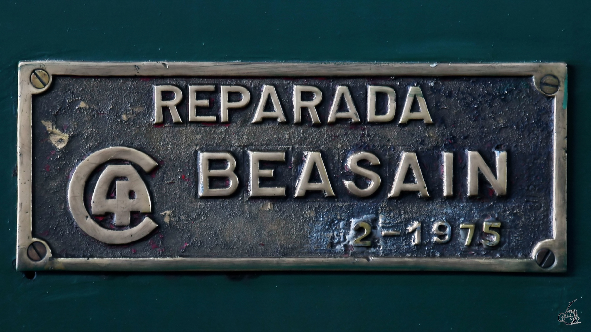 Ein Reparaturschild an der 1931 gebauten Elektrolokomotive 7301 (273-001-8). (Eisenbahnmuseum Madrid, November 2022) 