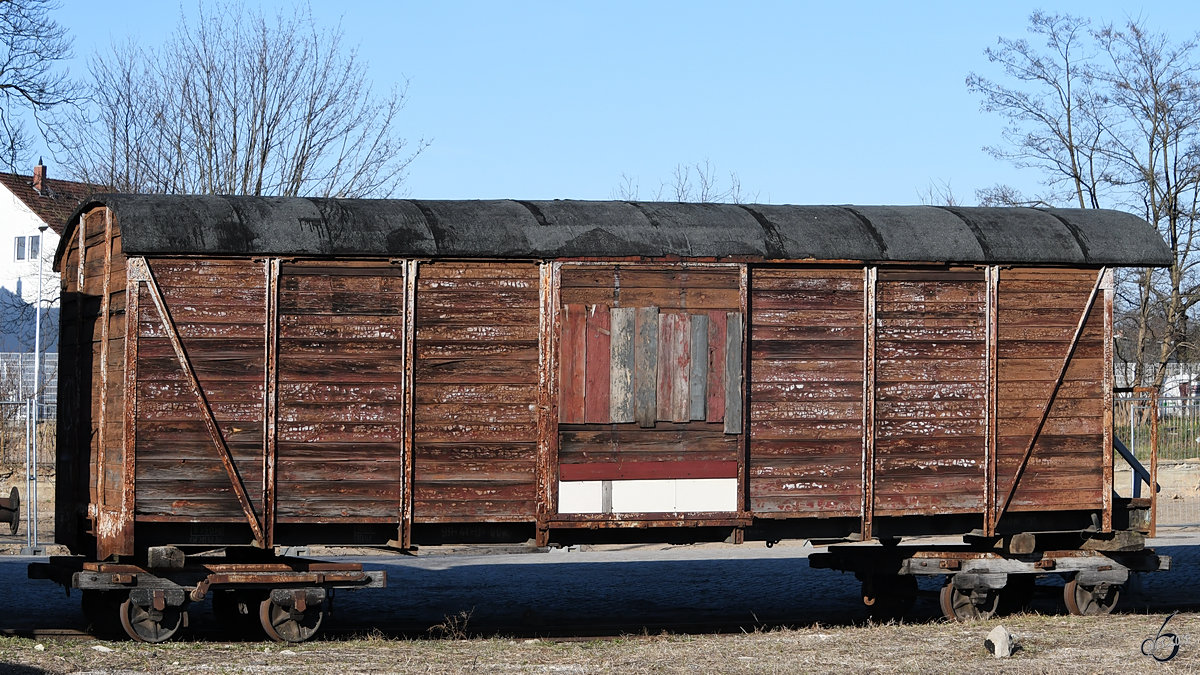 Ein restaurationsbedürftiger Schmalspur-Güterwagen am Bahnhof Radebeul-Ost. (April 2018)