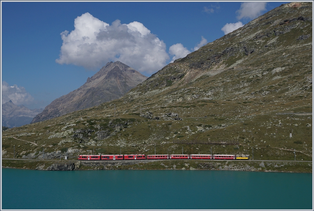 Ein RhB Bernina Bahn Regionalzug ist am Lago Bianco kurz nach Bernina Ospizio auf dem Weg nach St.Moritz. 

13. Sept. 2016
