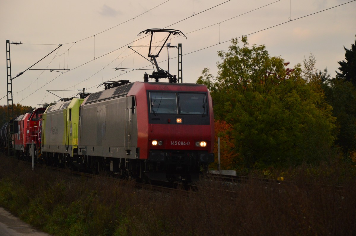 Ein RHC Zug bestehten aus der 145 084-0, die 119 007-2, 271 057-4 und die 185 631-9 und jedemenge Kesselwagen in Richtung Neuss am Fotografen vorbei gefahren. Sonntag 25.10.2015