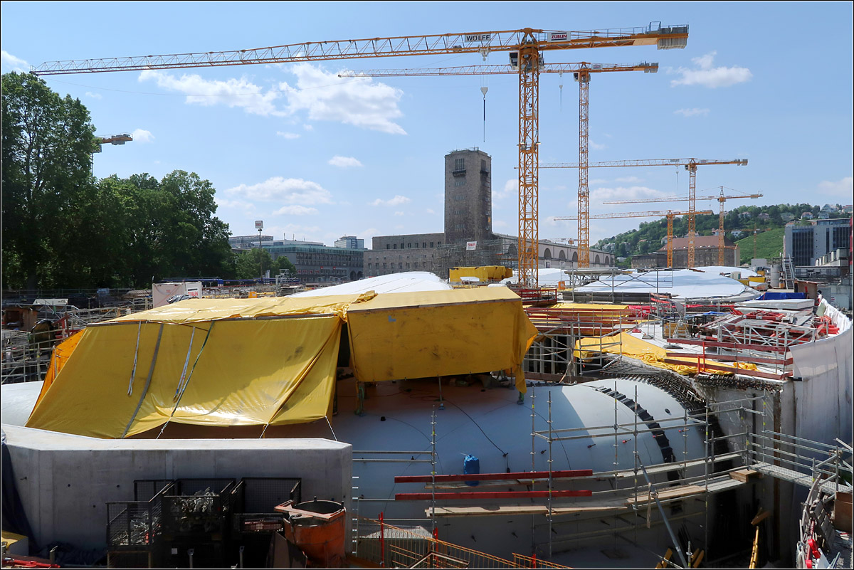 Ein Riesentanker ist in Stuttgart vor Anker gegangen - 

Allmählich vervollständigt sich immer mehr der Rohbau der zukünftigen tiefliegenden Bahnsteighalle des neuen Stuttgarter Hauptbahnhofes. Hier der Blick von einem Fußgängersteg auf den zukünftigen Südkopf des Bahnhofes. 

Vermutlich wirkt das Bauwerk auch wie eine Staumauer der hier dem Tal folgenden Grundwasserströme.

18.07.2021 (M)