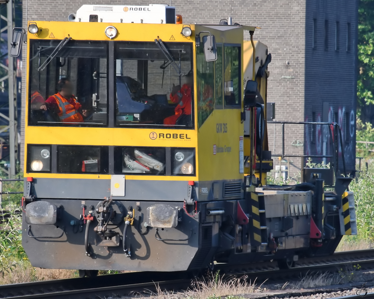 Ein Robel GKW 315 der DB Bahnbaugruppe bei der Durchfahrt am Hauptbahnhof Wanne-Eickel. (Juni 2019)