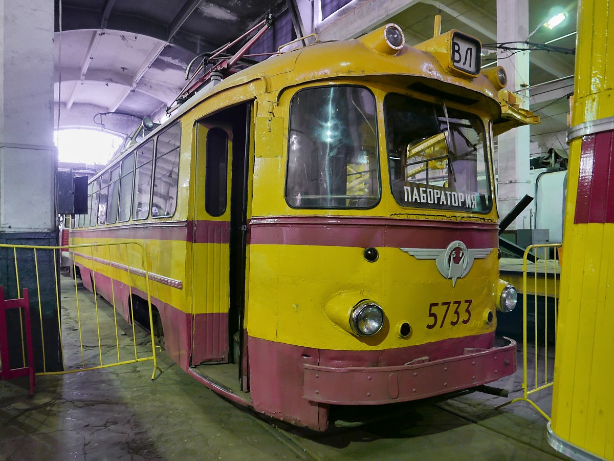 Ein rollendes Laboratorium (лаборатория) ist der Triebwagen #5733 im Museum für Elektrotransport in St. Petersburg, 22.10.2017
In dem umgebauten Triebwagen vom Typ LM-57 befinden sich diverse Messeinrichtungen und eine erhöhte Kanzel in der Wagenmitte.
