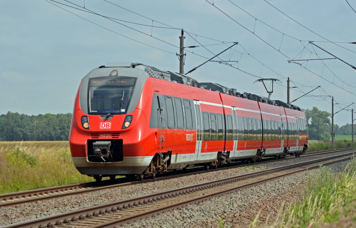 Ein roter Hamster mit der Nummer 442 211 rollte am 12.07.13 als RE Cottbus-Leipzig durch Eilenburg.