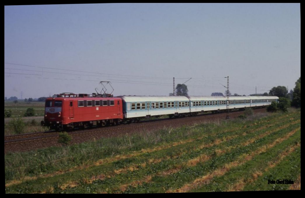 Ein roter Knallfrosch in Form der 141423 war am 24.5.1989 um 14.32 Uhr bei Horneburg mit der Citybahn 5443 in Richtung Stade unterwegs.