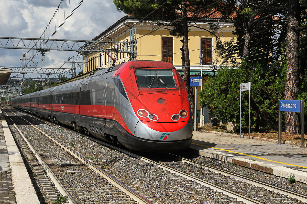 Ein roter Wurm im Bahnhof von Desenzano, südlich vom Gardasee. 18.09.2017