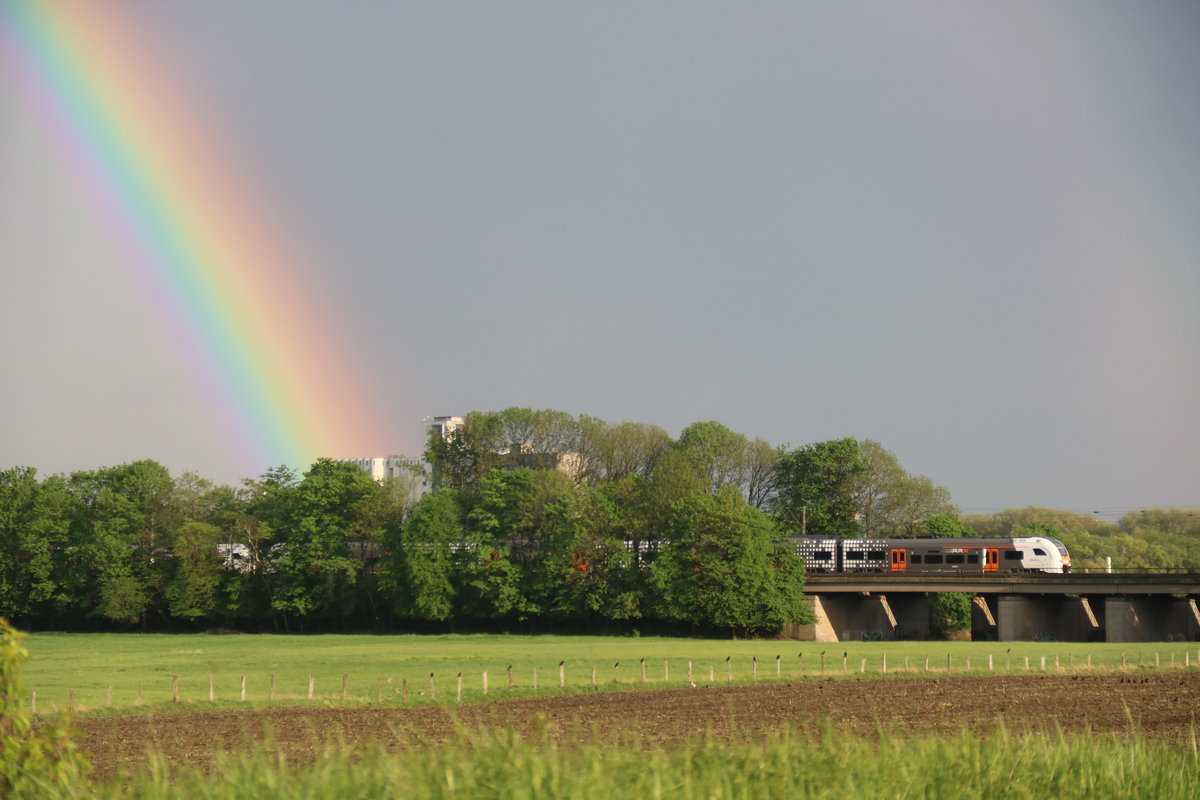 Ein RRX auf der RE11 beim Überqueren der Ruhr zwischen Duisburg und Mülheim am 26.4.19