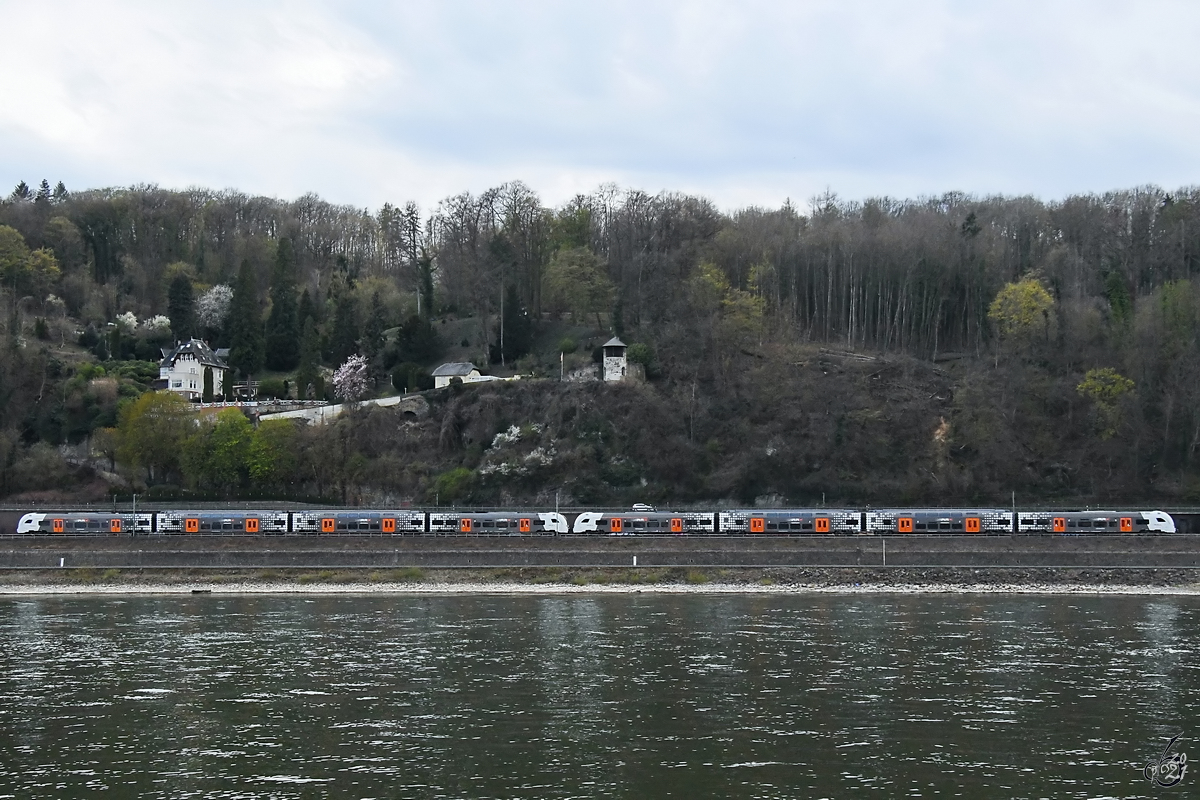 Ein RRX-Elektrotriebzug ist hier Anfang April 2021 bei Remagen unterwegs.