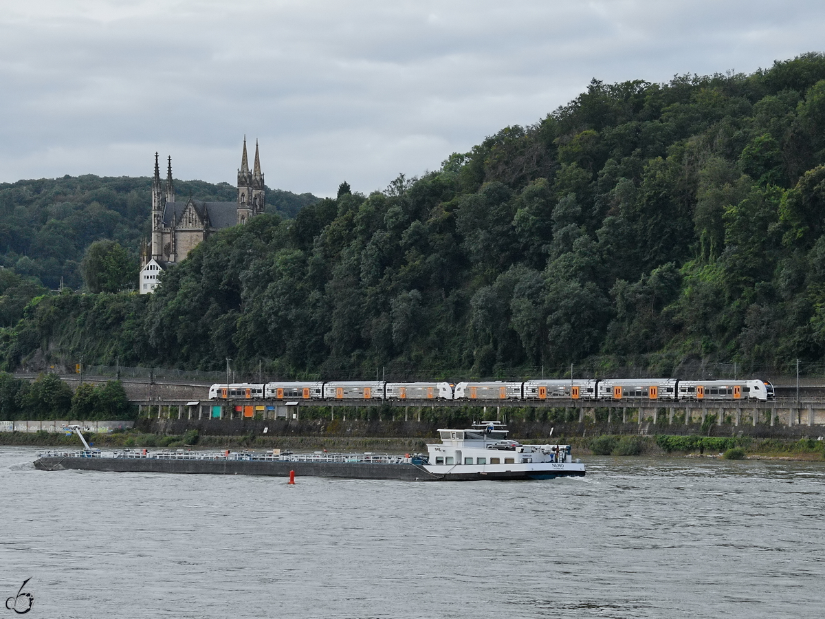 Ein RRX-Elektrotriebzugsduo (462 079 & 462 041) verlässt Anfang August 2021 Remagen und fährt den Rhein entlang.