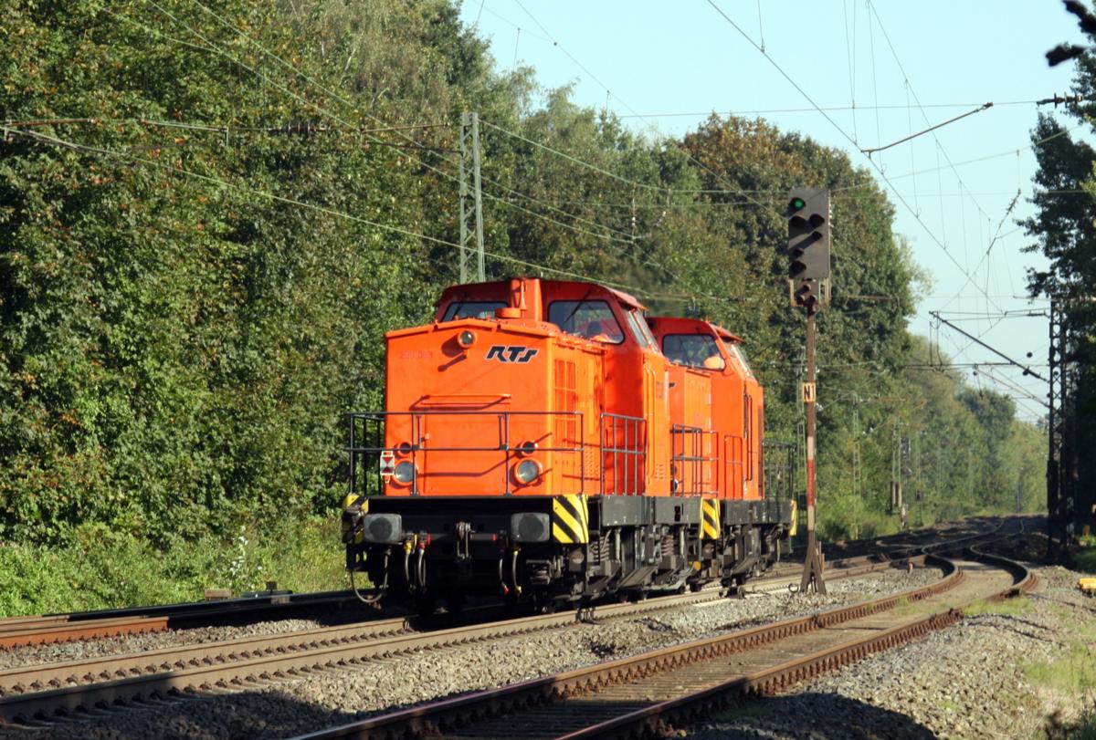Ein RTS - Doppel ist hier in Form von RTS 293002 und 293003 am 18.9.2014 in Natrup - Hagen in Richtung Osnabrück unterwegs.