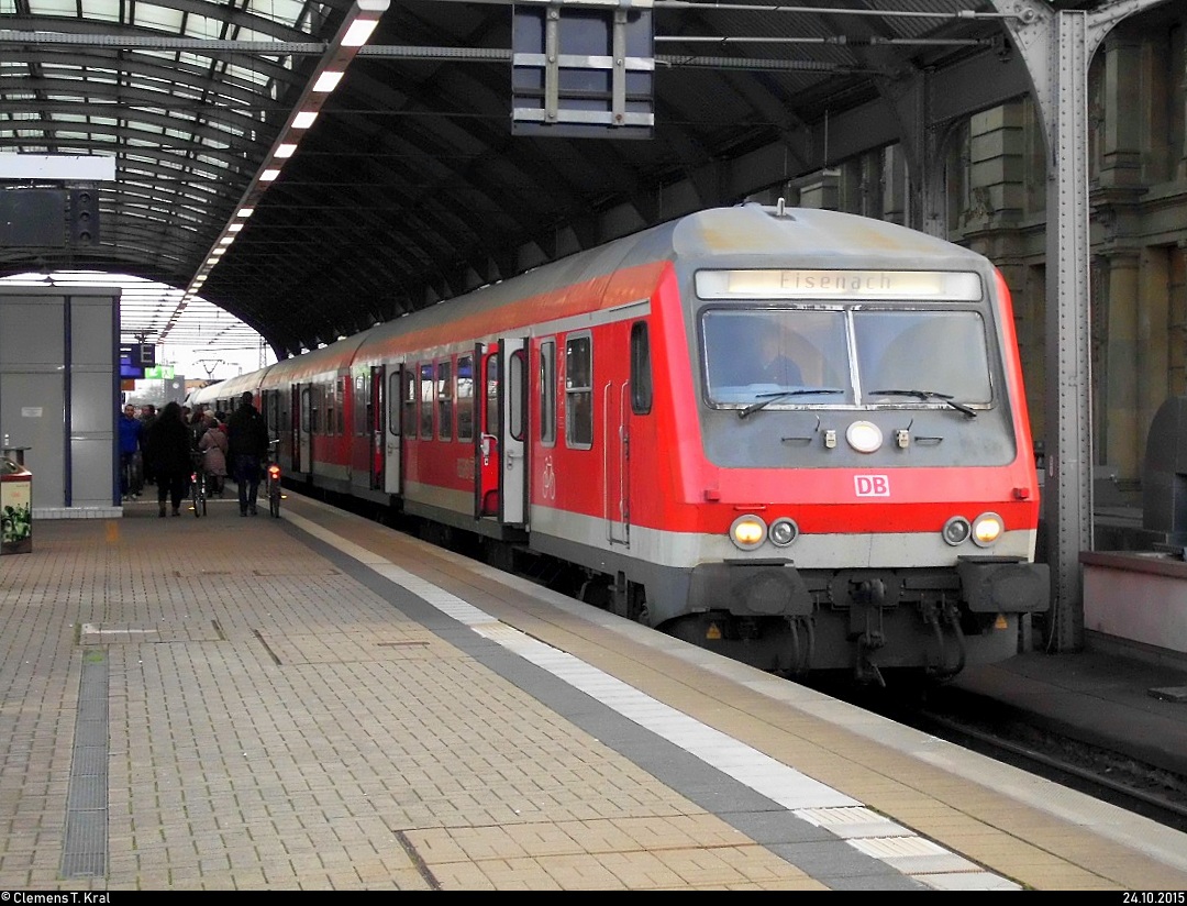 Ein Rückblick in  alte  Zeiten...
Wenige Wochen vor dem Fahrplanwechsel fotografierte ich einen Bybdzf 482.1 (y-Steuerwagen) mit Zuglok 182 505 MRCE (ES 64 U2-005), heute bei HKX im Einsatz, als RB20 nach Eisenach in ihrem Startbahnhof Halle(Saale)Hbf auf dem damaligen Gleis 7. [24.10.2015]
Mir schien, als hätte ich das Bild bereits einmal veröffentlicht, aber nach intensiver Suche fand ich es nicht mehr.