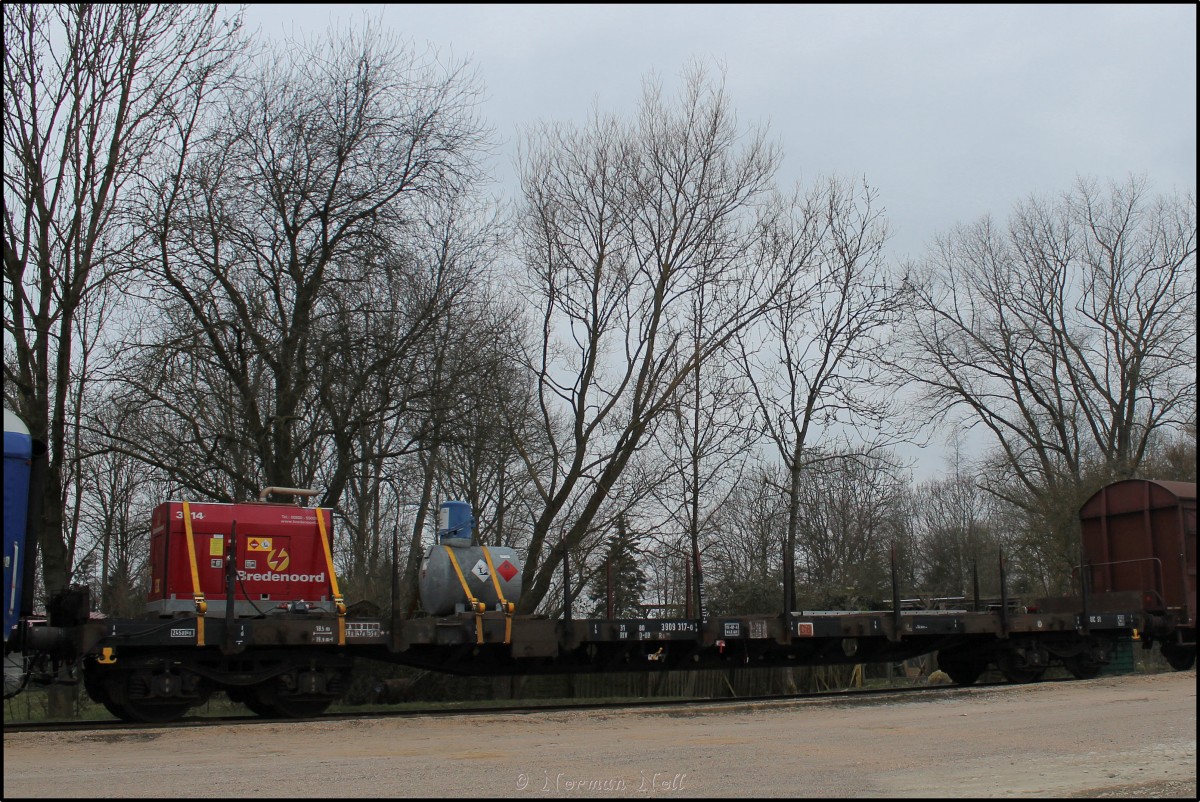 Ein Rungenwagen 3909 317-0 als Begleitwagen für die Externe Stromversorgung abgestellt auf ein Nebengleis im Bf Sande. 15/03/15