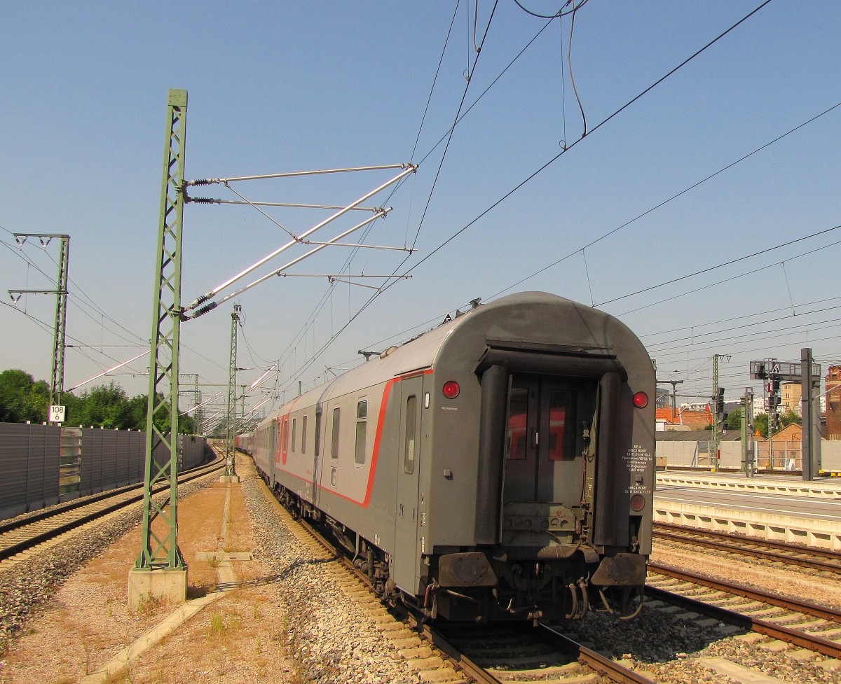 Ein Russian Railways Schlafwagen im umgeleiteten EN 452 von Moskva Belorusskaja nach Paris Est, am 09.07.2013 bei der Ausfahrt nach dem Betriebshalt in Erfurt Hbf.