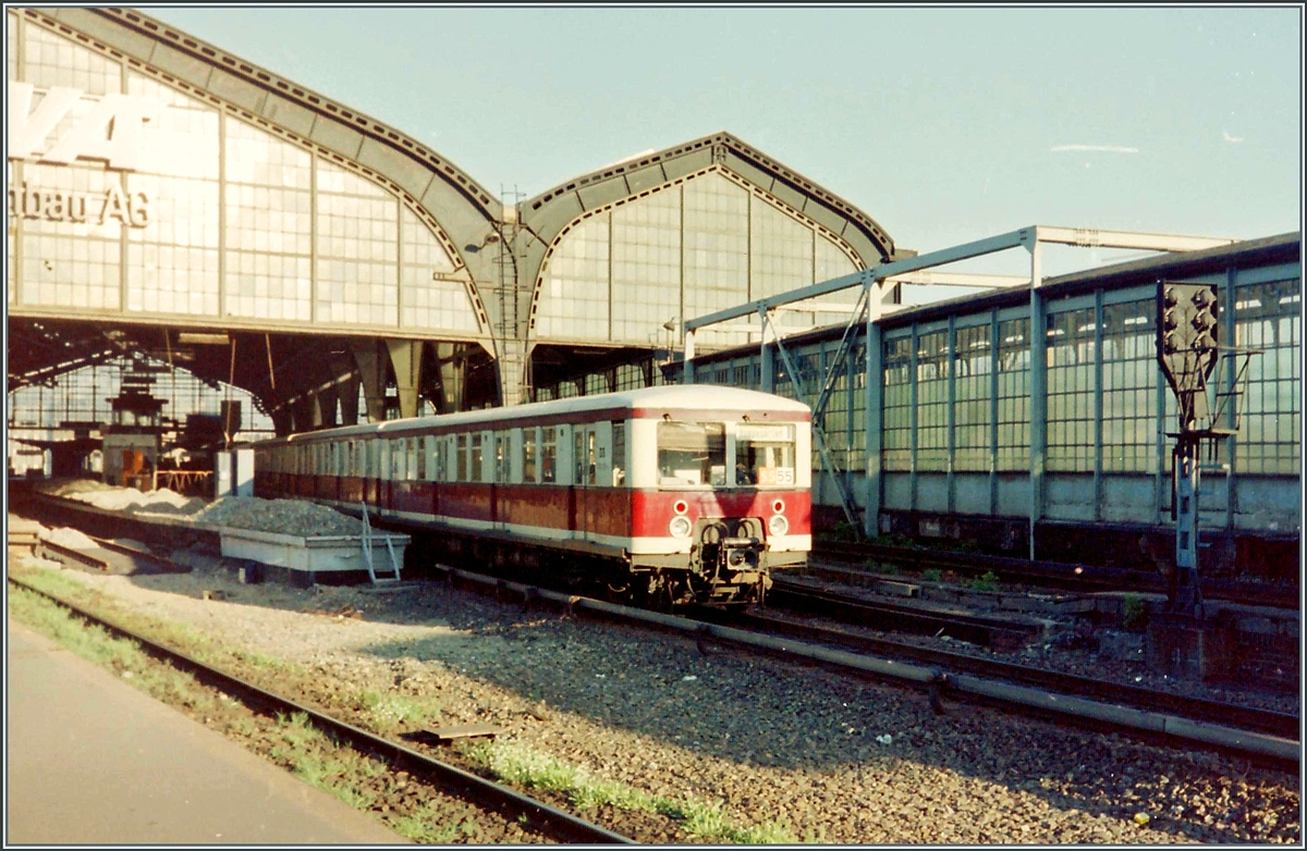 Ein S-Bahn Zug der Baureihe 476 verlässt als S5 den Bahnhof Berlin Friedrichstraße; damals war die Berliner Stadtbahn (Fernbahngeleise) noch nicht elektrifiziert.

Analog Bild vom 3. Mai 1994
