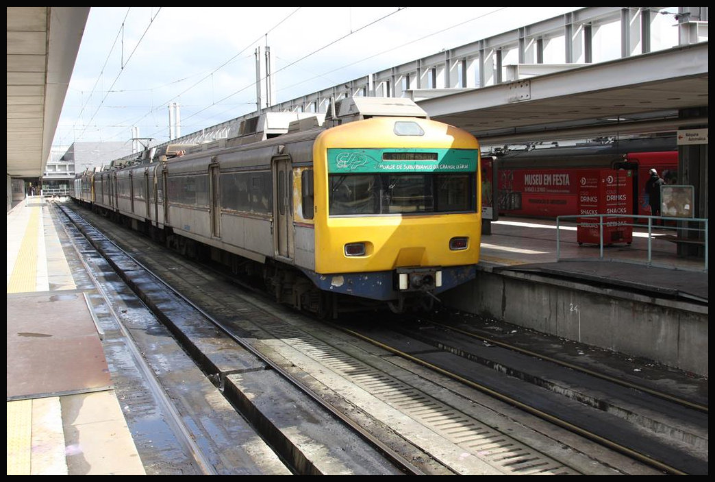 Ein S Bahn Zug nach Cascais steht hier abfahrbereit am 20.3.2018 im Kopfbahnhof Lissabaon Cais do Sodre. Der Zugang zu den Bahnsteigen ist nur mit gültiger Fahrkarte möglich.