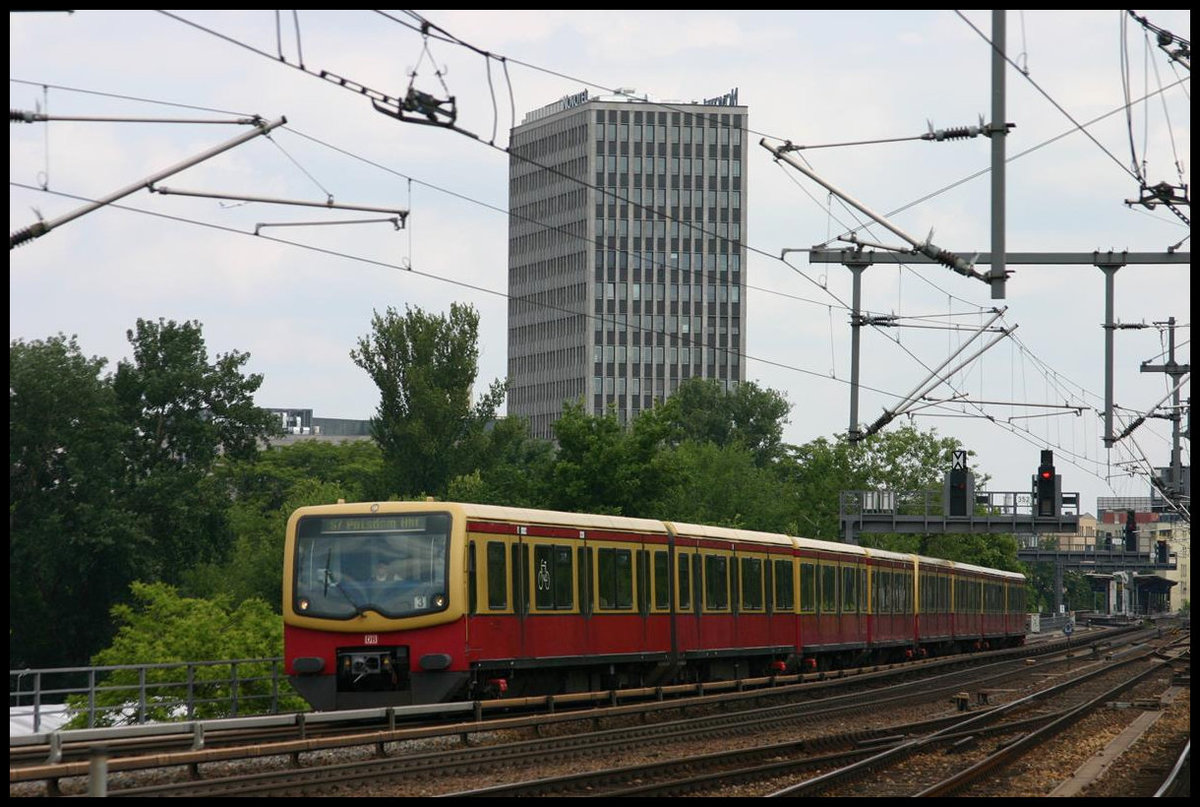 Ein S Bahn Zug der S 7 nach Potsdam erreicht hier am 1.6.2007 den Bahnhof Berlin Zoologischer Garten.
