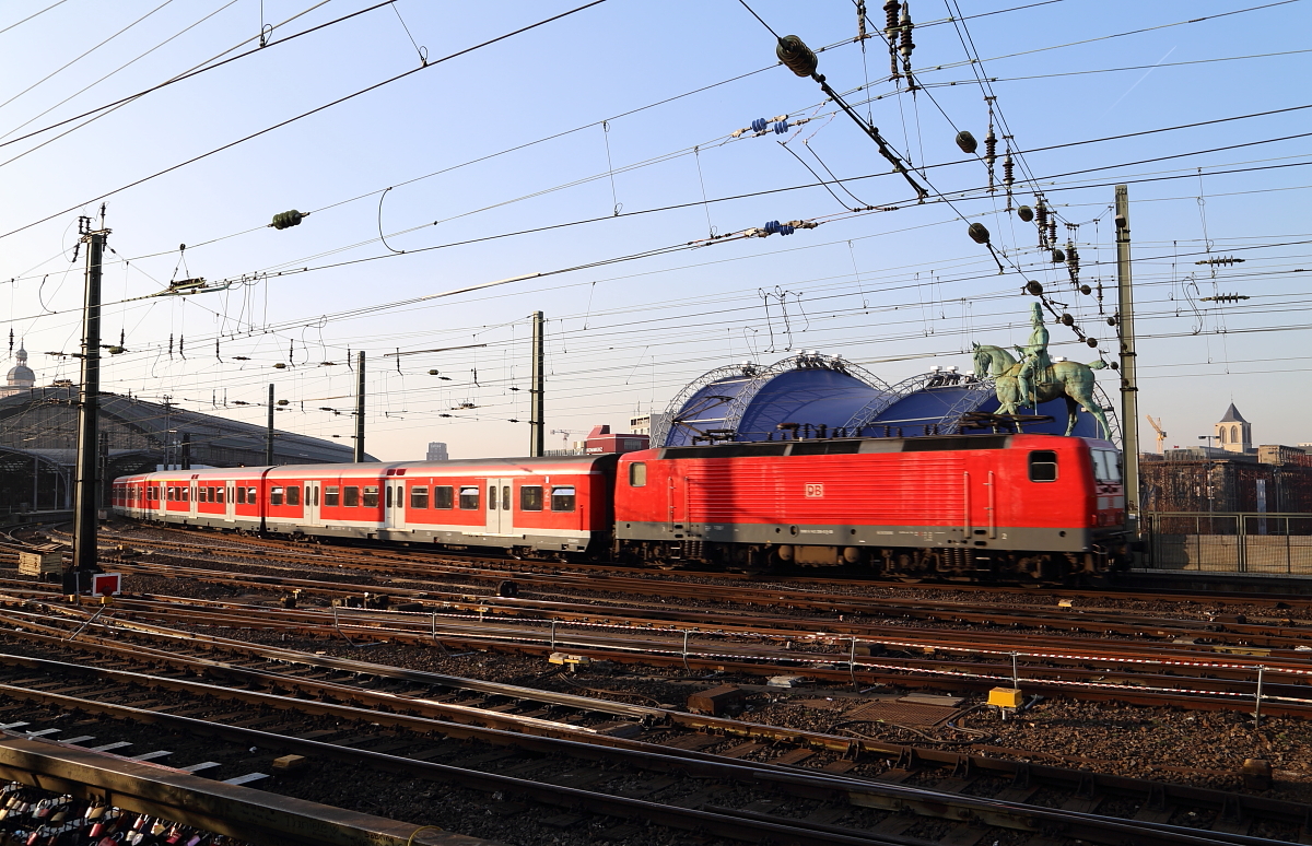 Ein S-Bahnzug der Linie S6 (Köln-Leverkusen-Düsseldorf-Essen) verläßt am späten Nachmittag des 13.03.2014 den Kölner Hauptbahnhof und befindet sich gerade vor der Kulisse der neuen Oper (ehemals  Musical-Dom ).