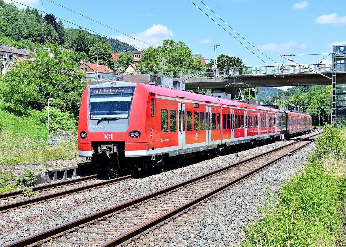.Ein S1 Zug nach Homburg Saar Hbf steht in Hirschhorn am Neckar am Bahnsteig. .