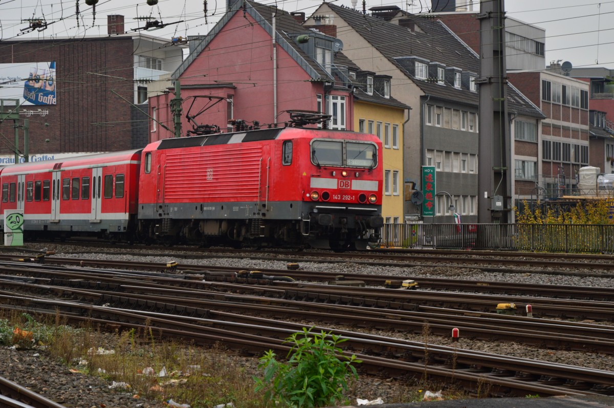 Ein S6 X-Wagenzug von der 143 292-1 gezogen, aus Nippes kommend in Richtung Essen fahrend, ist hier gerade bei der Einfahrt in den Kölner Hbf. Donnerstag den 30.10.2014