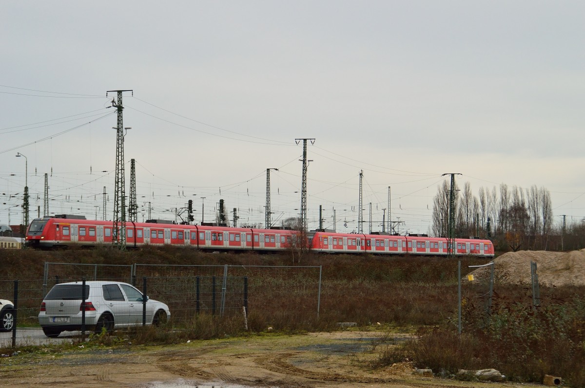 Ein S8 Zug der aus Lürrip kommt, fährt hier gerade am ehemaligen Güterbahnhof durch die Weichenstraße in den Mönchengladbacher Hbf ein, leider sind mir die beiden 422 unbekannt. 21.12.2013