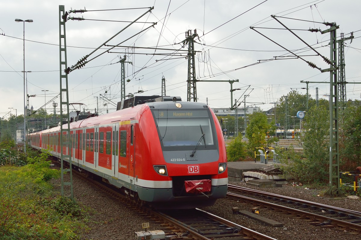 Ein S8 Zug aus M�nchengladbach kommend f�hrt hier gerade auf seinem Weg nach Hagen Hbf in D�sseldorf Hbf ein, der Zug wird vom 422 024-0 gef�hrt an Gleis dreizehn herangef�hrt. 23.9.2013