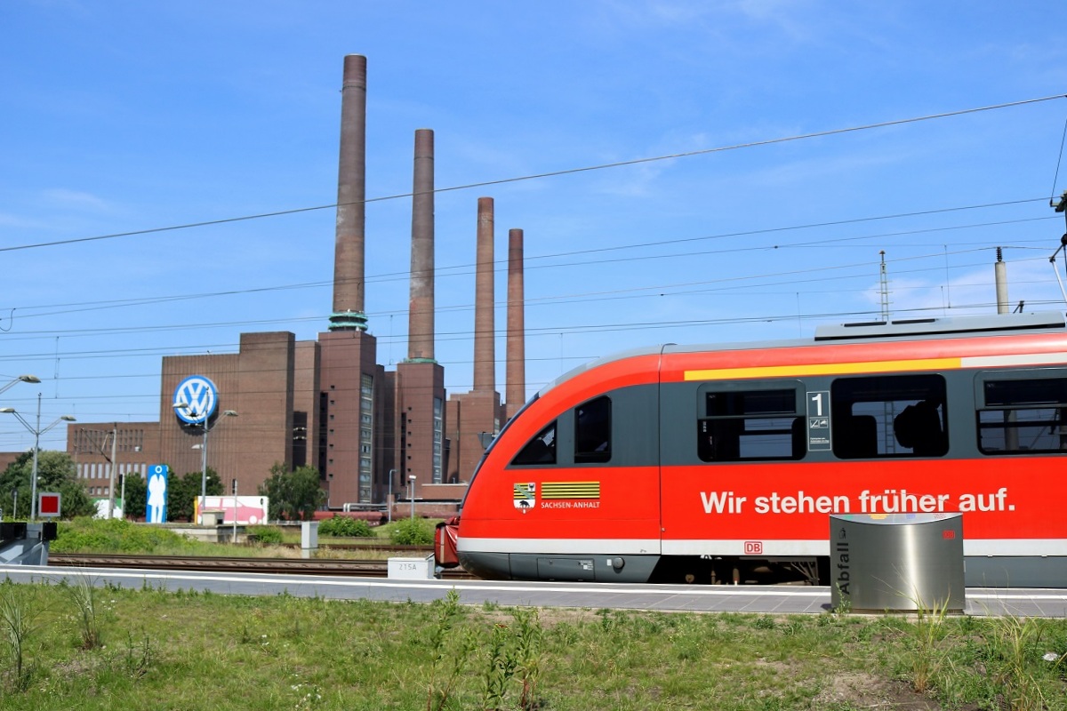 Ein Sachsen-Anhalter zu Gast in Wolfsburg Hbf: 642 665 (Siemens Desiro Classic) der Elbe-Saale-Bahn (DB Regio Südost) als bereitstehende RB 26319 (RB35) nach Stendal Hbf trägt den ungeliebten Slogan  Wir stehen früher auf.  und präsentiert sich vor dem Volkswagen-Werk am Mittellandkanal. [19.7.2017 - 12:48 Uhr]