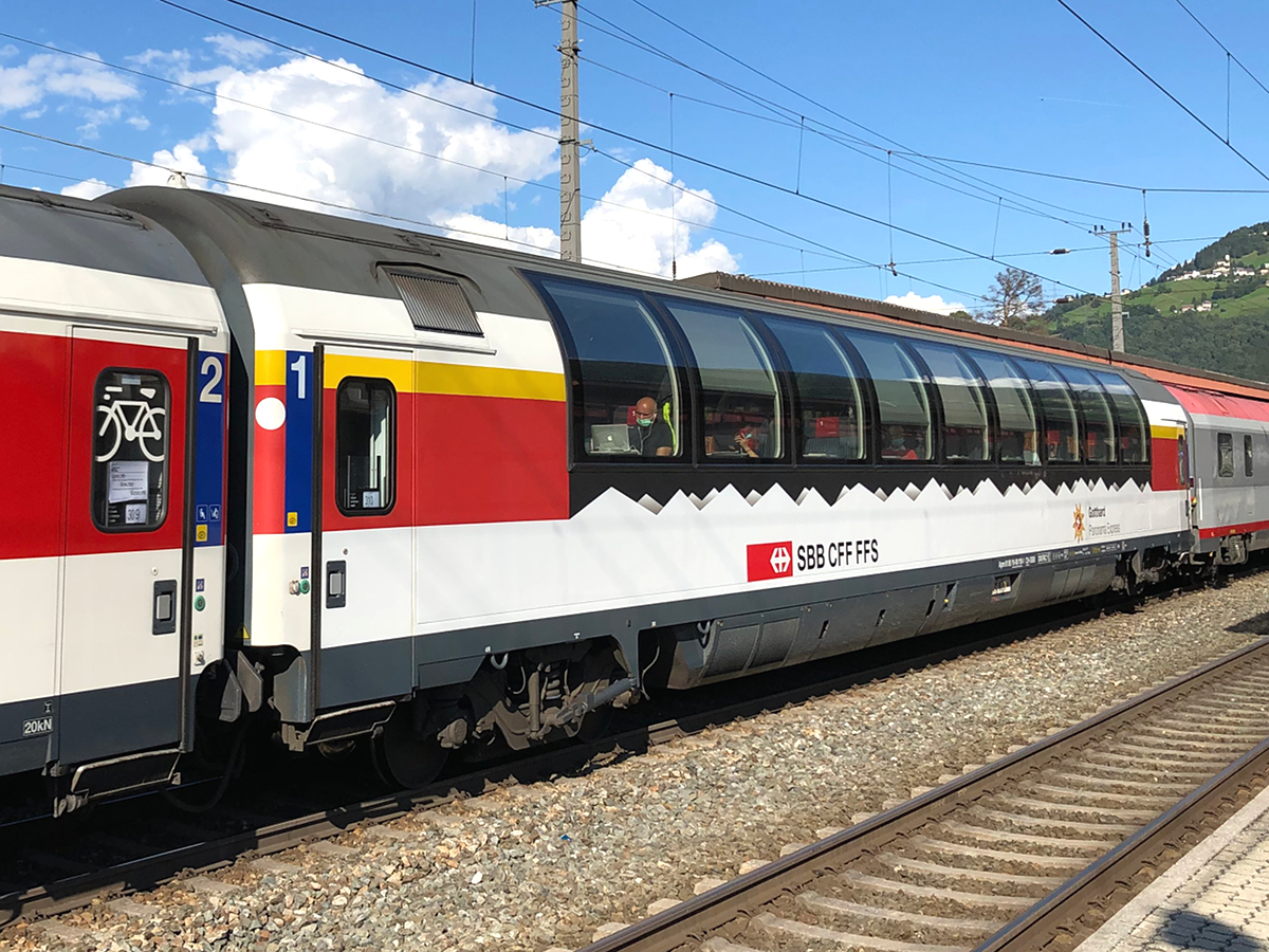 Ein SBB 1. Klasse Panoramawagen eingereiht im EC 164. Aufgenommen in Ötztal-Bahnhof am 12.09.2021