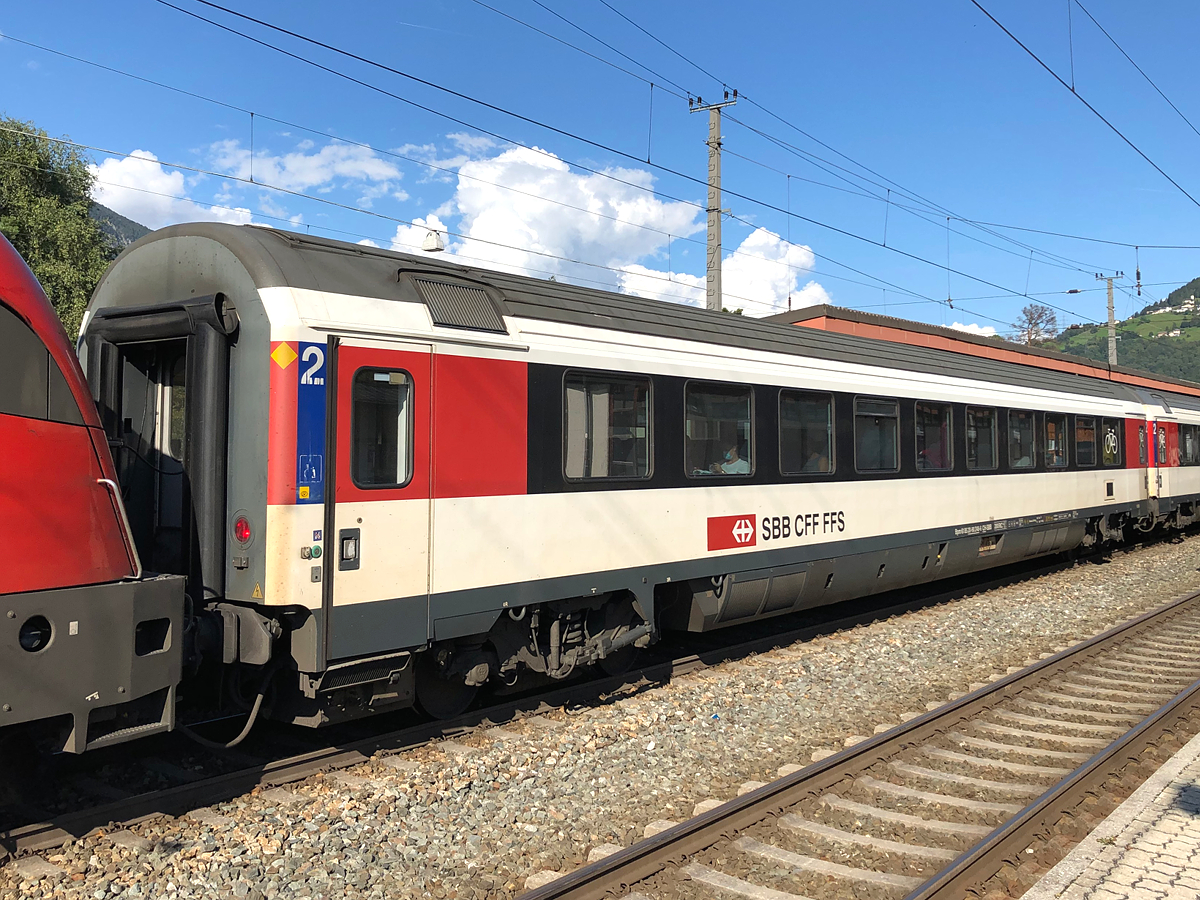 Ein SBB 2. Klasse Großraumwagen mit alter Lackierung eingereiht im EC 164. Aufgenommen in Ötztal-Bahnhof am 12.09.2021