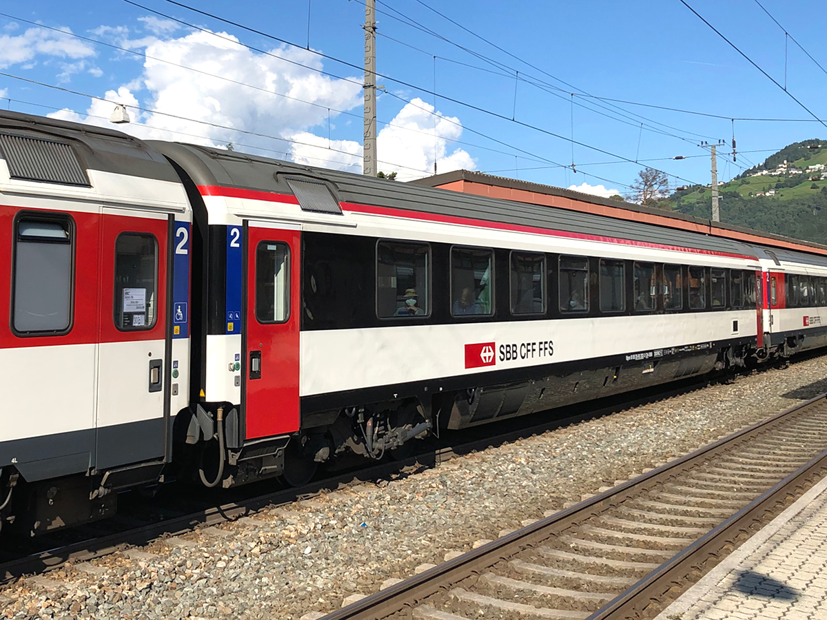 Ein SBB 2. Klasse Großraumwagen mit  neuer  Lackierung eingereiht im EC 164. Aufgenommen in Ötztal-Bahnhof am 12.09.2021