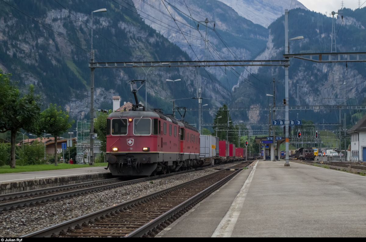 Ein SBB Cargo Güterzug mit Re 10/10 durchfährt am 23. August 2015 den Bahnhof Kandersteg in Richtung Norden.