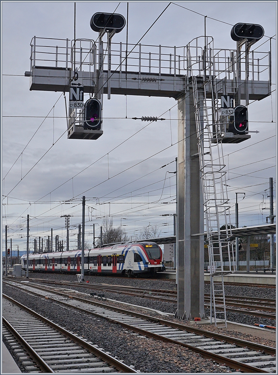 Ein SBB CFF LEX RABe 522 unter der doch recht wuchtigen Signalbrücke von Annemasse am Eröffnungstag des Léman Express. 

15. Dez. 2019
