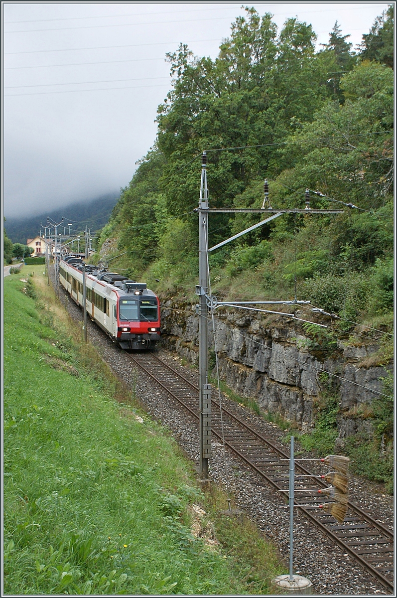 Ein SBB Domino hat den im Hintergrund noch zu erkennde Chambrelien verlassen und wird nun auf seiner Fahrt nach Neuchâtel an den vier Besen vorbeifahren und gleich darauf durch einen engen Tunnel fahren. 

19. August 2010
