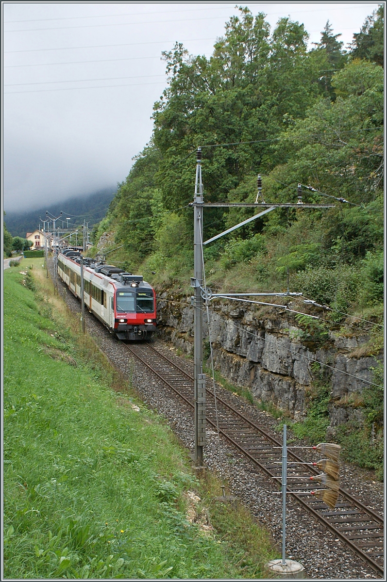 Ein SBB Domino hat den im Hintergrund noch zu erkennde Chambrelien verlassen und wird nun auf seiner Fahrt nach Neuchâtel an den vier Besen vorbeifahren und gleich darauf durch einen engen Tunnel fahren. 

19. August 2010