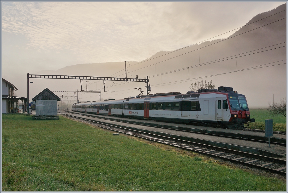 Ein SBB Domino RBDe 560 ist als Regionalzug 7026 von Neuchâtel nach Buttes unterwegs und hält in Noirauge.

5. Nov. 2019 


