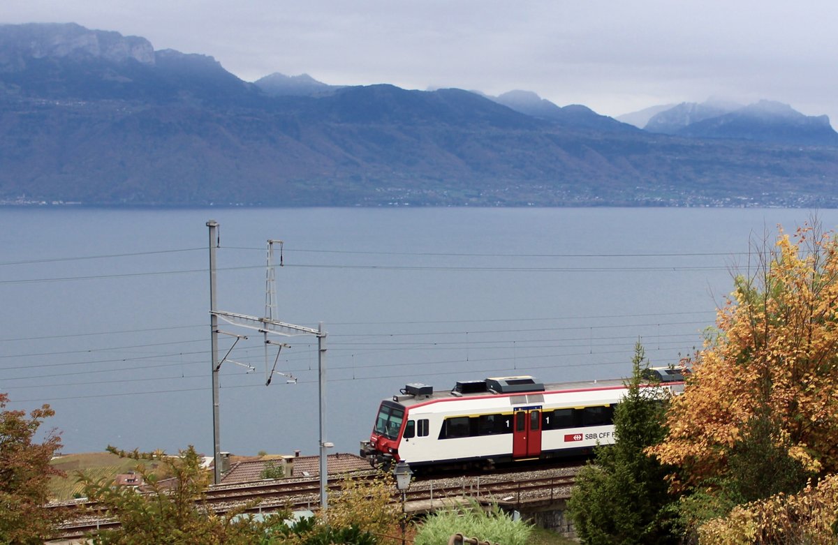 Ein SBB Domino schoss in Grandvaux vor meiner Linse vorbei, als ich verzweifelt eine Fotostelle suchte. Da musste man noch ein Bild machen. Sonntag, 29. Oktober 2017