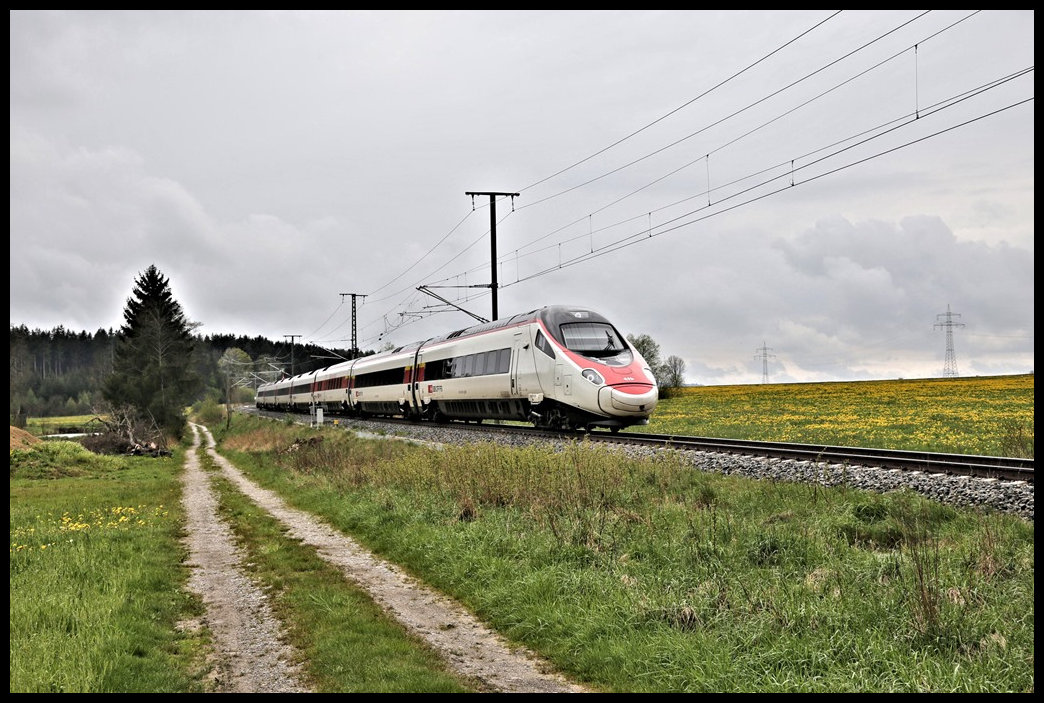 Ein SBB ECE auf eingleisig elektrifizierter Strecke ist in Deutschland wohl nur im Allgäu zu beobachten. Hier ist ein solcher Zug von Zürich nach München am 1.5.2023 um 16.20 Uhr bei Grabus unterwegs.