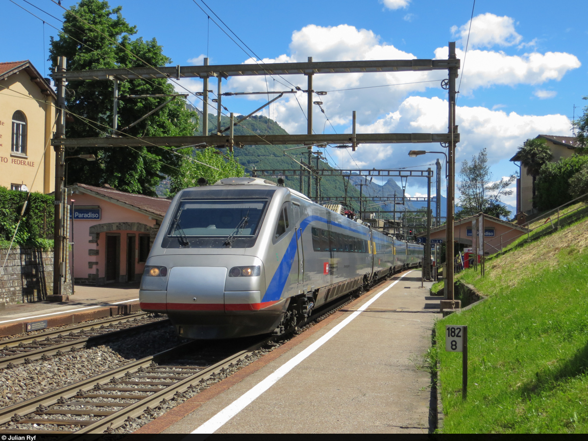 Ein SBB ETR 470 durchfährt am 11. Mai 2013 bei paradiesischem Wetter die Station Lugano Paradiso.