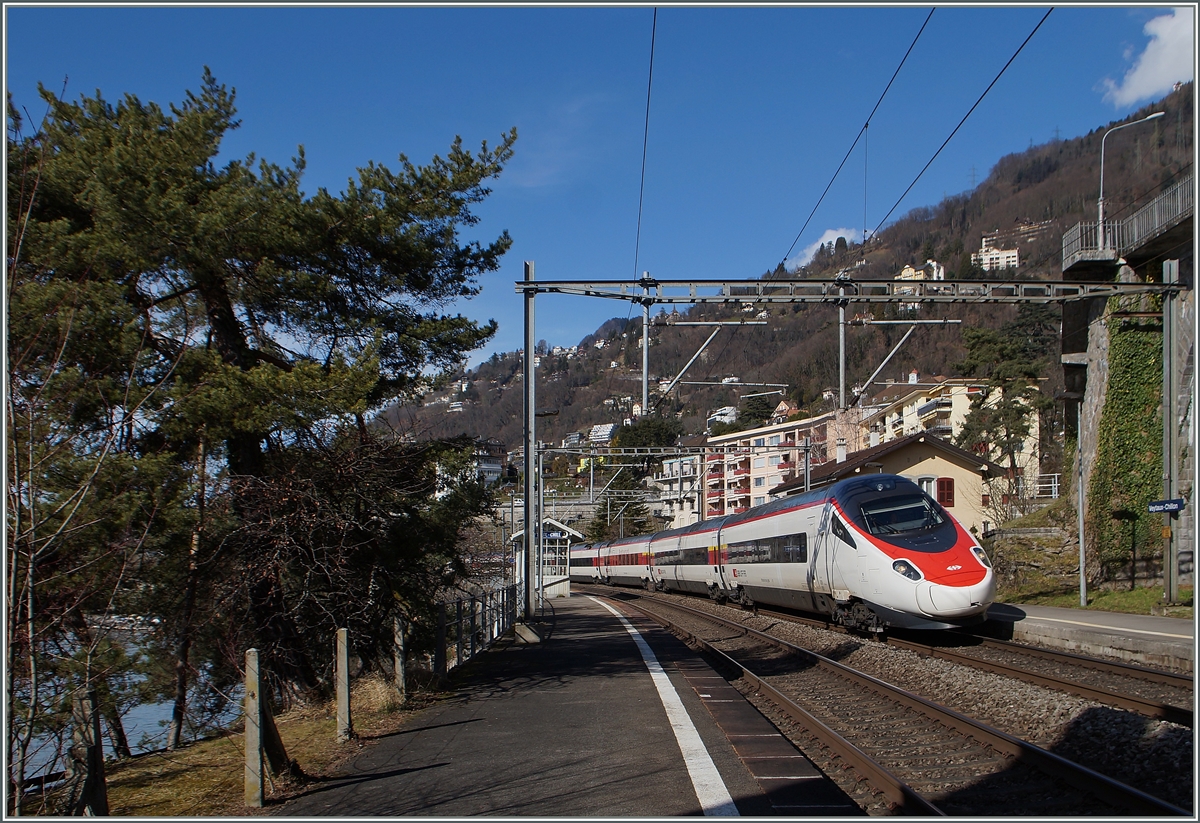 Ein SBB ETR 610 als EC 39 von Genève nach Milano Centrale bei der Haltestelle Veytaux-Chillon.
3. März 2015