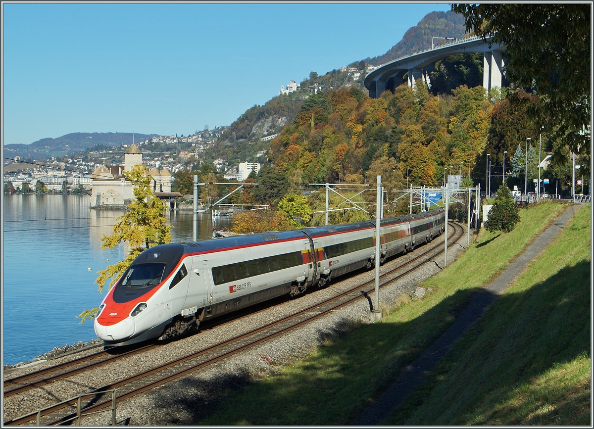Ein SBB ETR 610 auf dem Weg von Milano nach Genève beim Château de Chillon. 
1. Nov. 2014