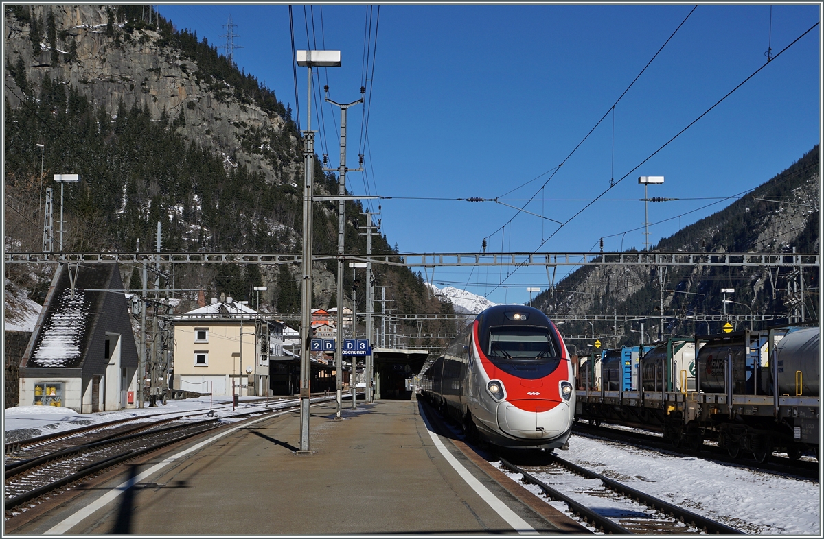 Ein SBB ETR 610 bei der Durchfahrt in Göschenen auf dem Weg Richtung Tessin.
11. Feb. 2016