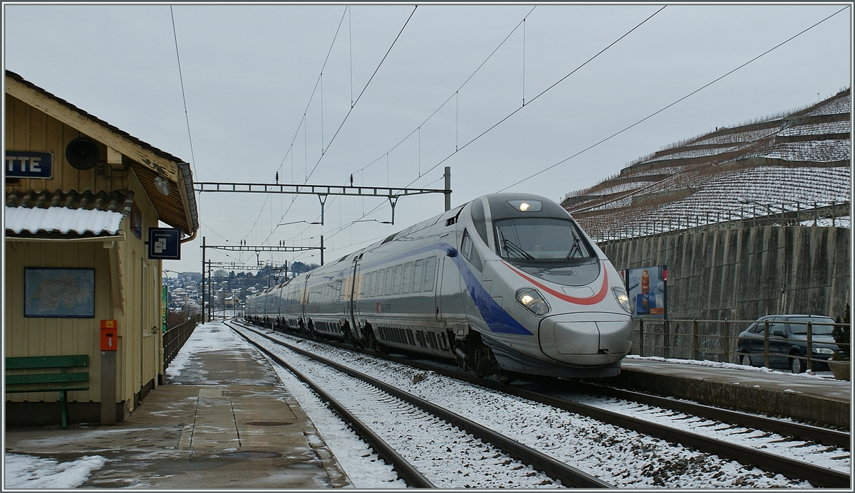 Ein SBB ETR 610 in der CIS-Lackierung auf dem Weg Richtung Milano bei der Durchfahrt in Villette VD.
27. Dezember 2010