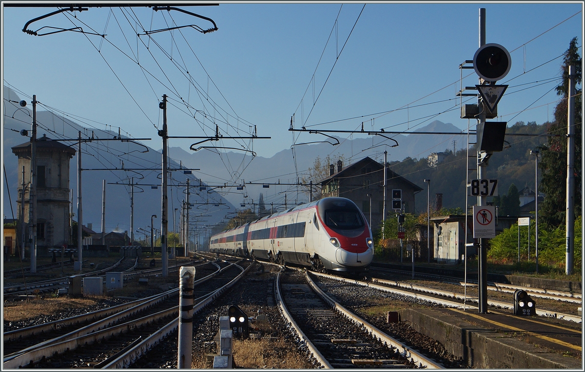 Ein SBB ETR 610 erreicht als EC 50 von Milano nach Basel SBB den Grenzbahnhof Domodossola. 
31. Okt. 2014