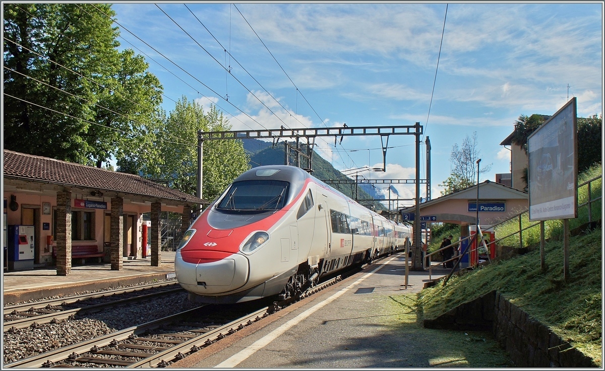 Ein SBB ETR 610 fährt am 30 April 2015 durch die Haltestelle Lugano Paradiso; ein bereits historisches Bild, denn während der Fahrplanperiode 2016/17 bleibt die Haltestelle geschlossen, wird umgebaut und mit Lärmschutzwänden verziert.