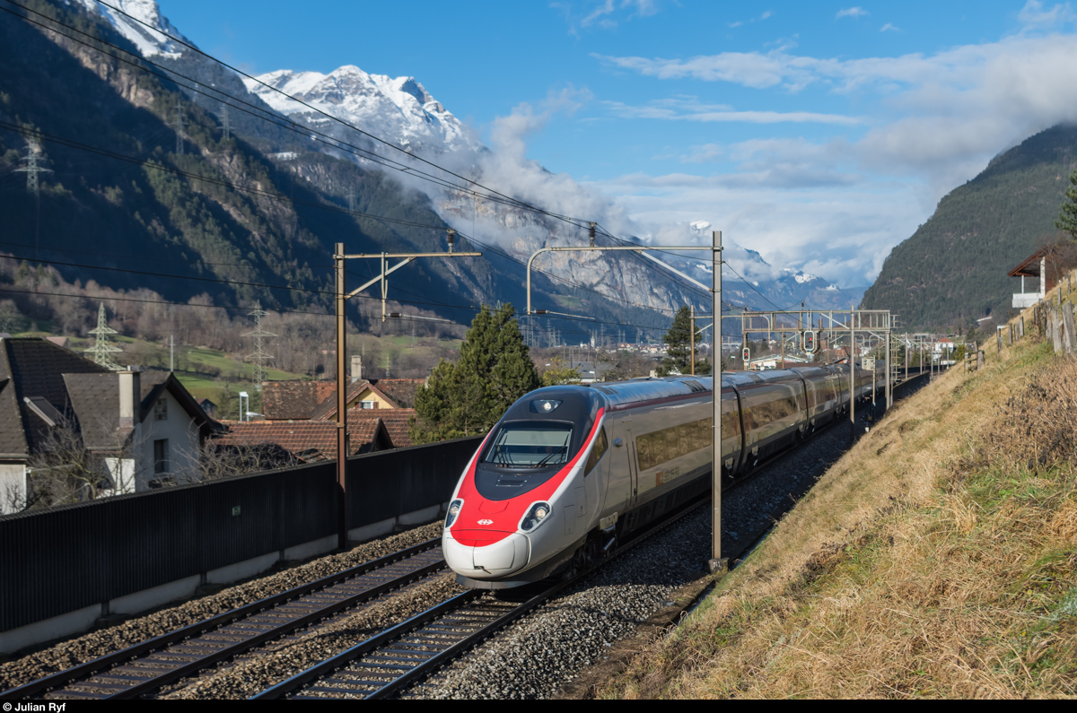Ein SBB ETR 610 fährt am 5. Januar 2016 als ICN bei Silenen südwärts.